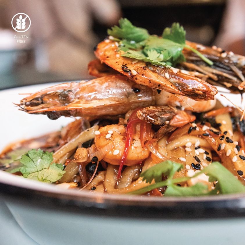 plato Fetuccini y langostinos en salsa oriental de tamarindo