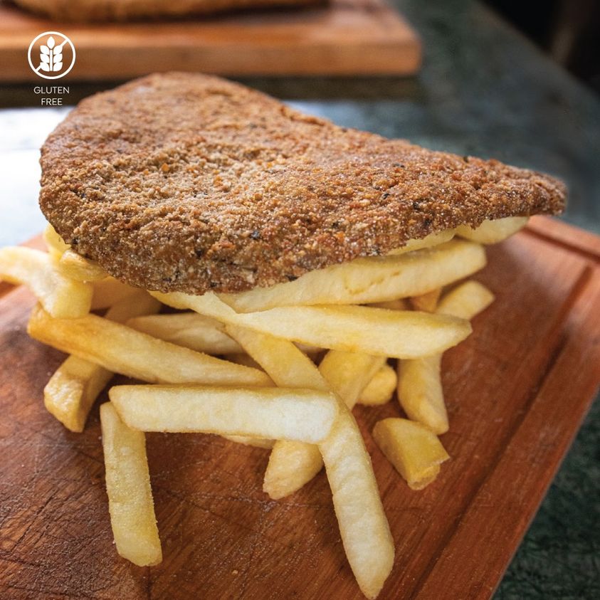 Presentación en tabla de madera con Milanesa de Lomo y papas fritas