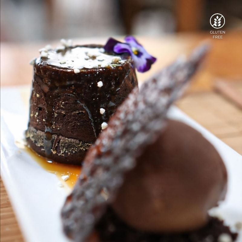 volcán de chocolate relleno de ganache de menta, 
                     acompañado con helado de chocolate suizo y salsa caramelo